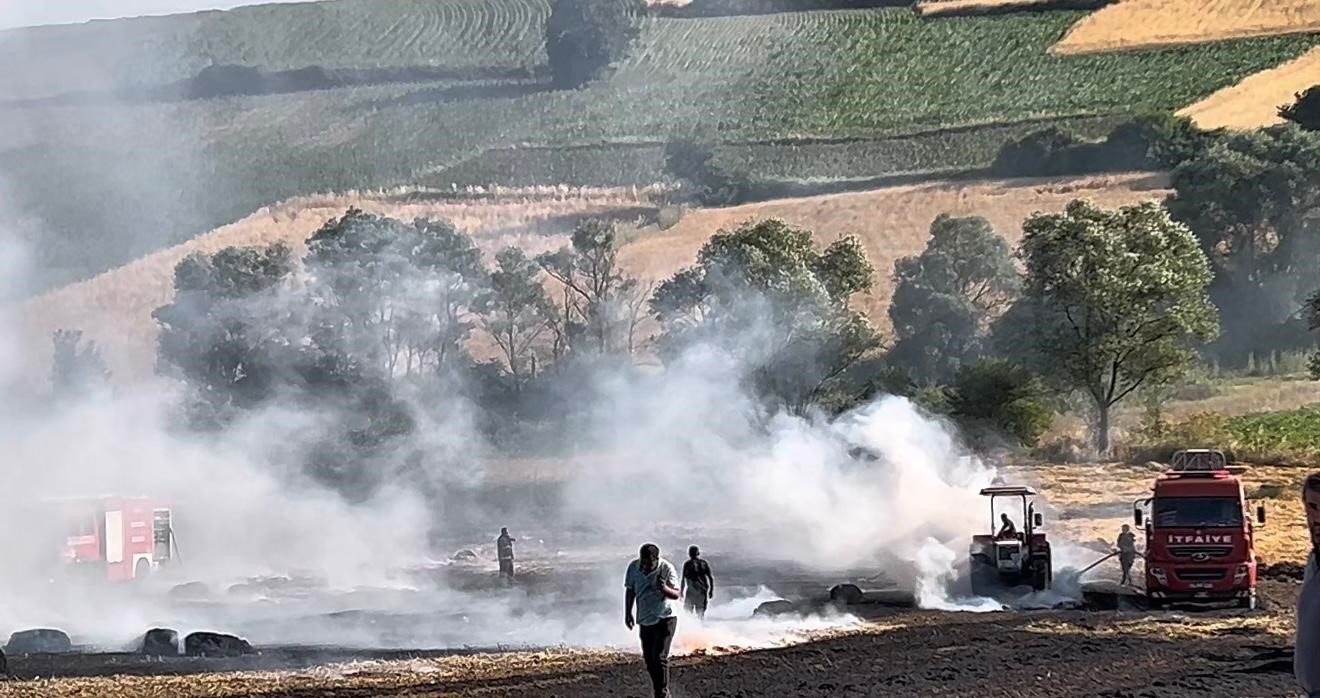 Sakarya’da yangın: 200 saman balyası yandı, çiftçiler traktörleriyle müdahale etti 