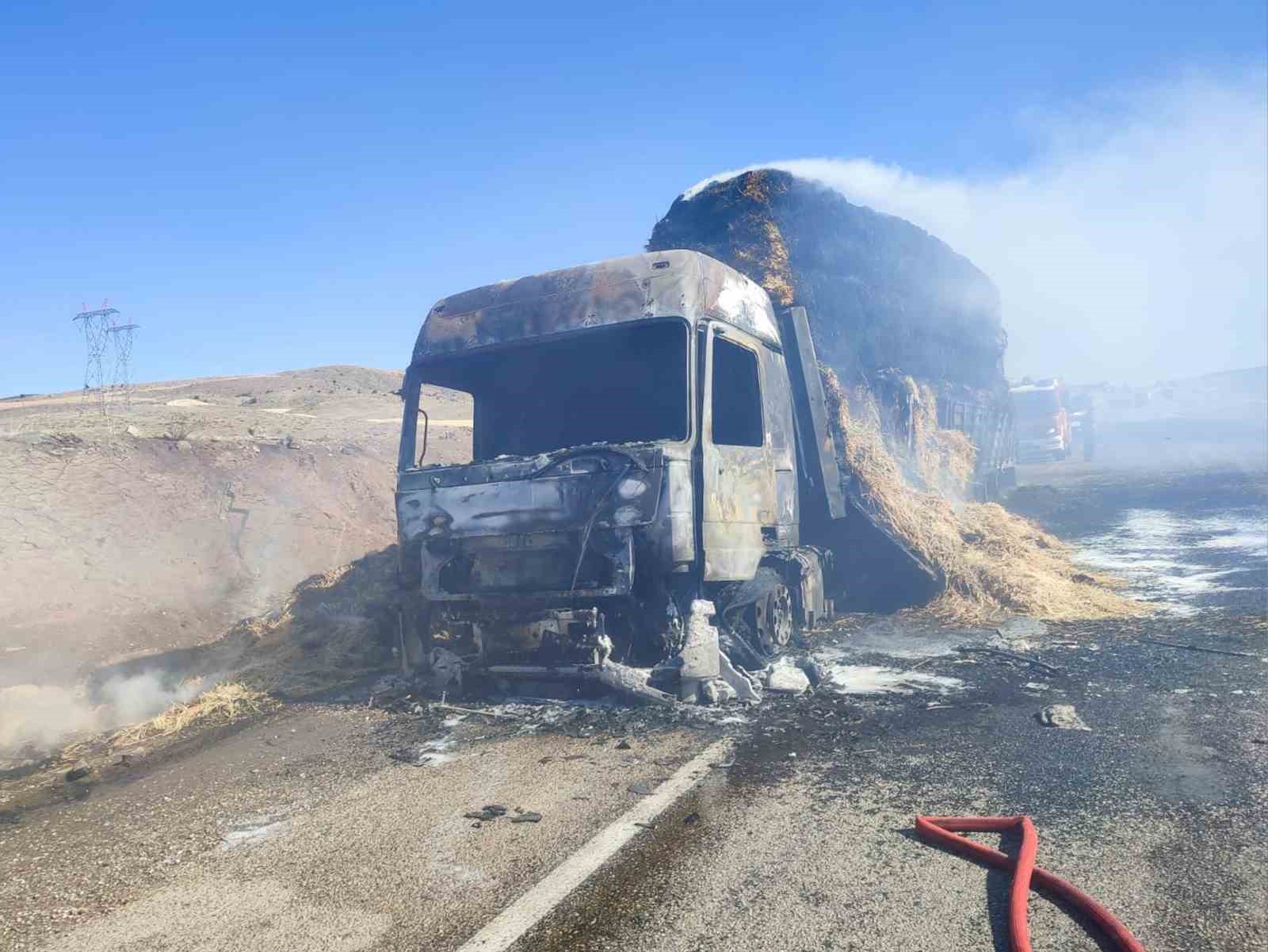 Kırıkkale’de saman balyası yüklü tır yandı 