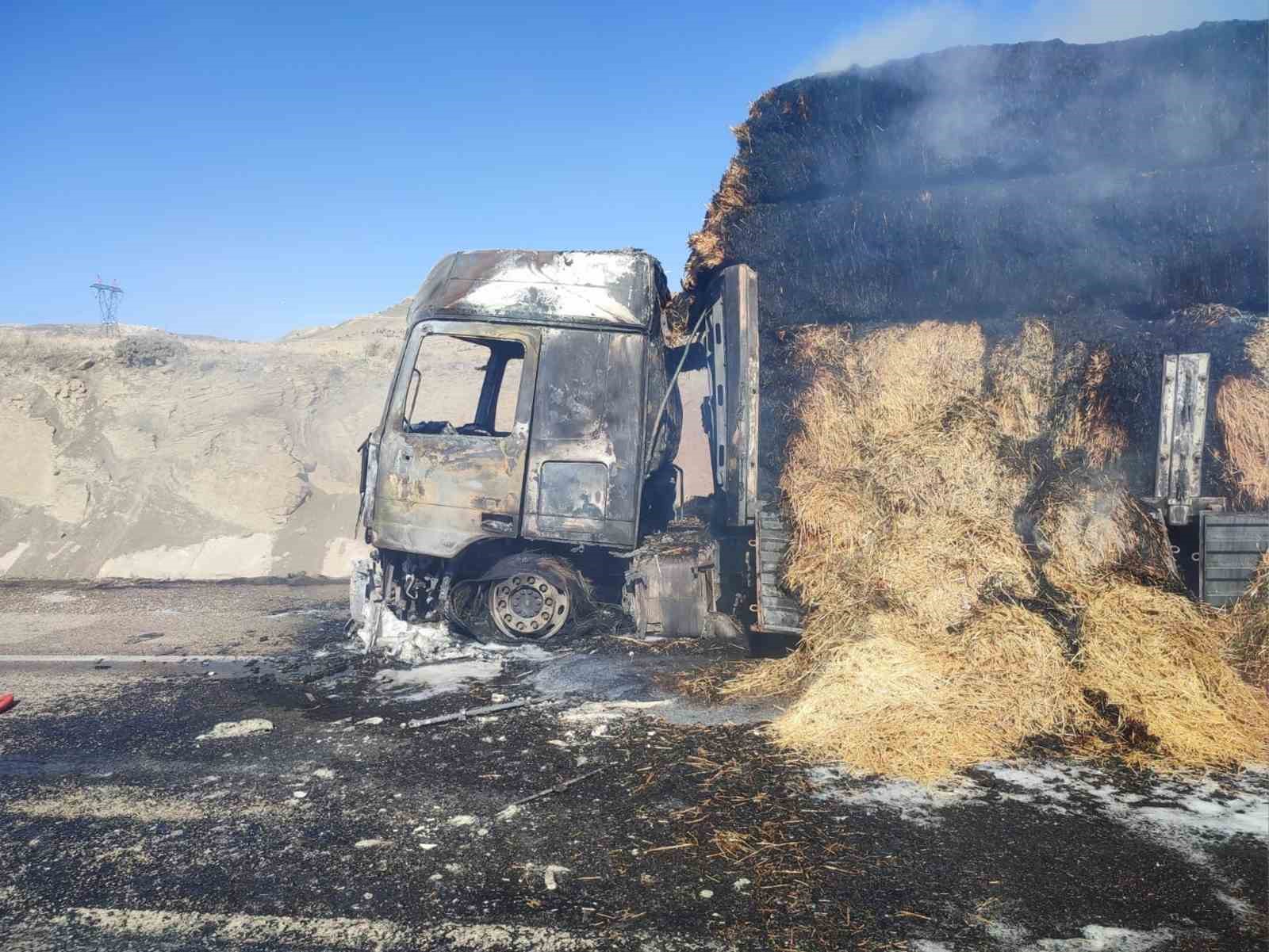 Kırıkkale’de saman balyası yüklü tır yandı 