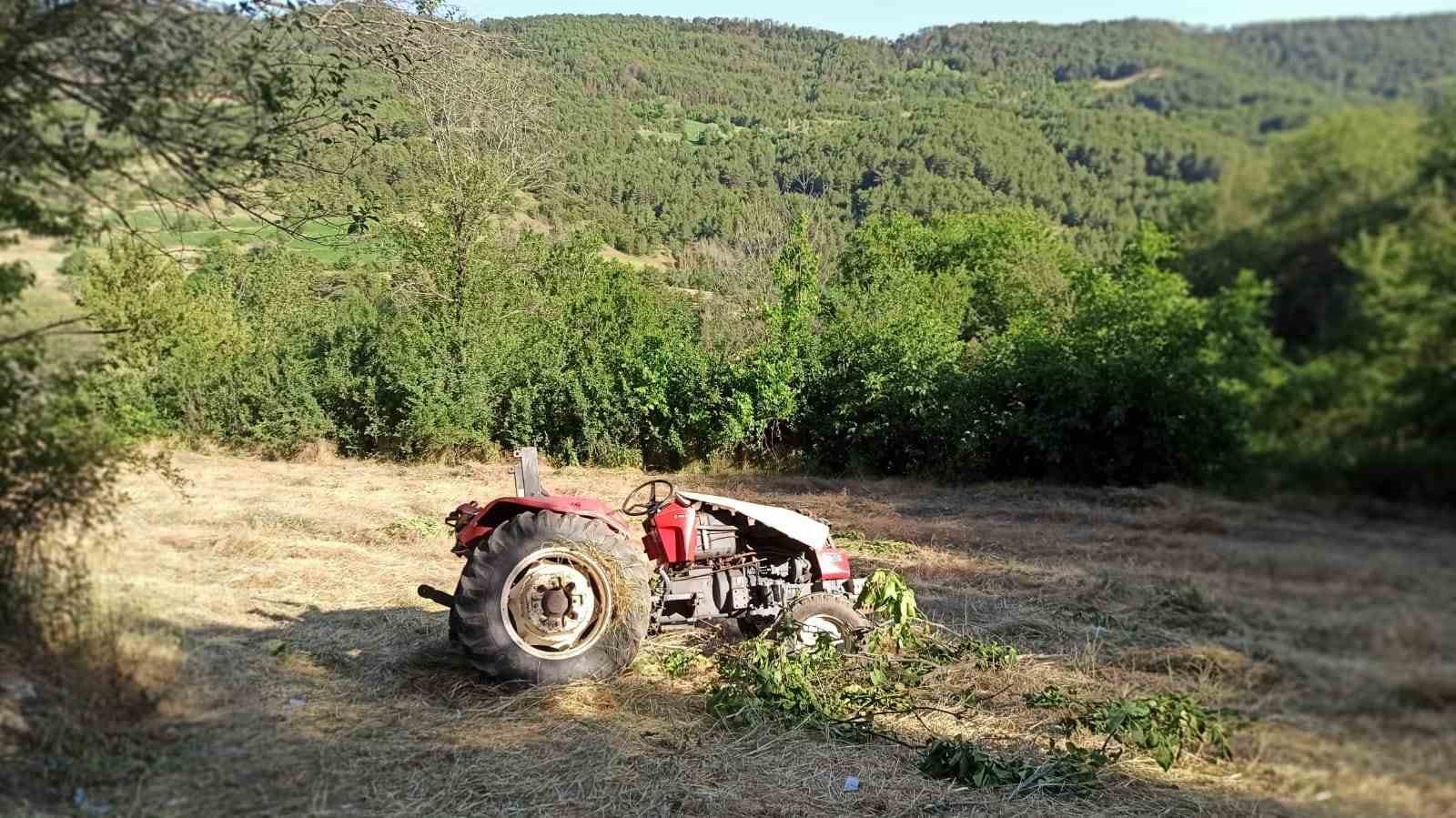 Traktör şarampole yuvarlandı: Dede hayatını kaybetti, eşi ve torunları yaralı 