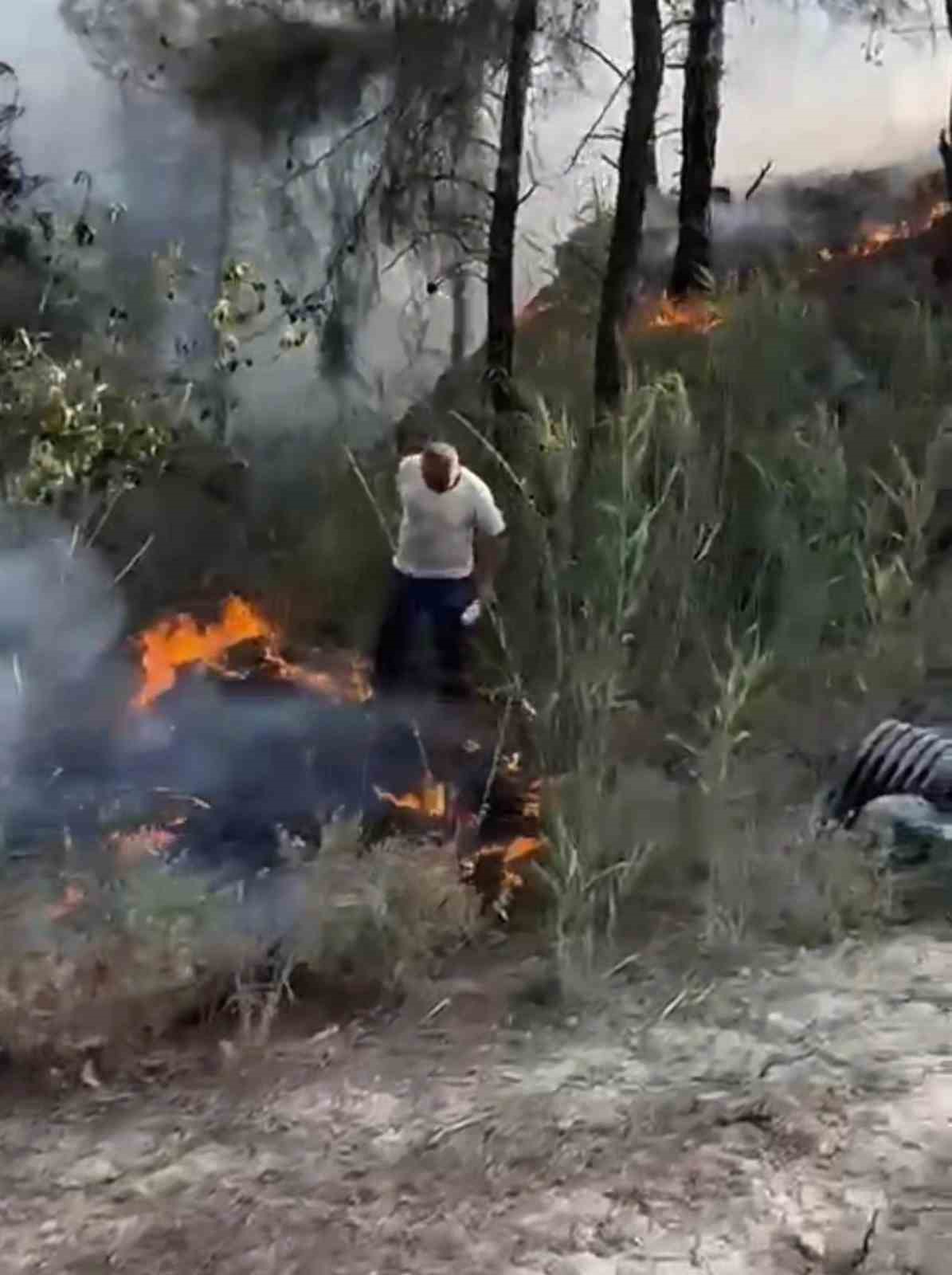 Alevlere elindeki pet şişeyle direndi: O anlar kamerada 