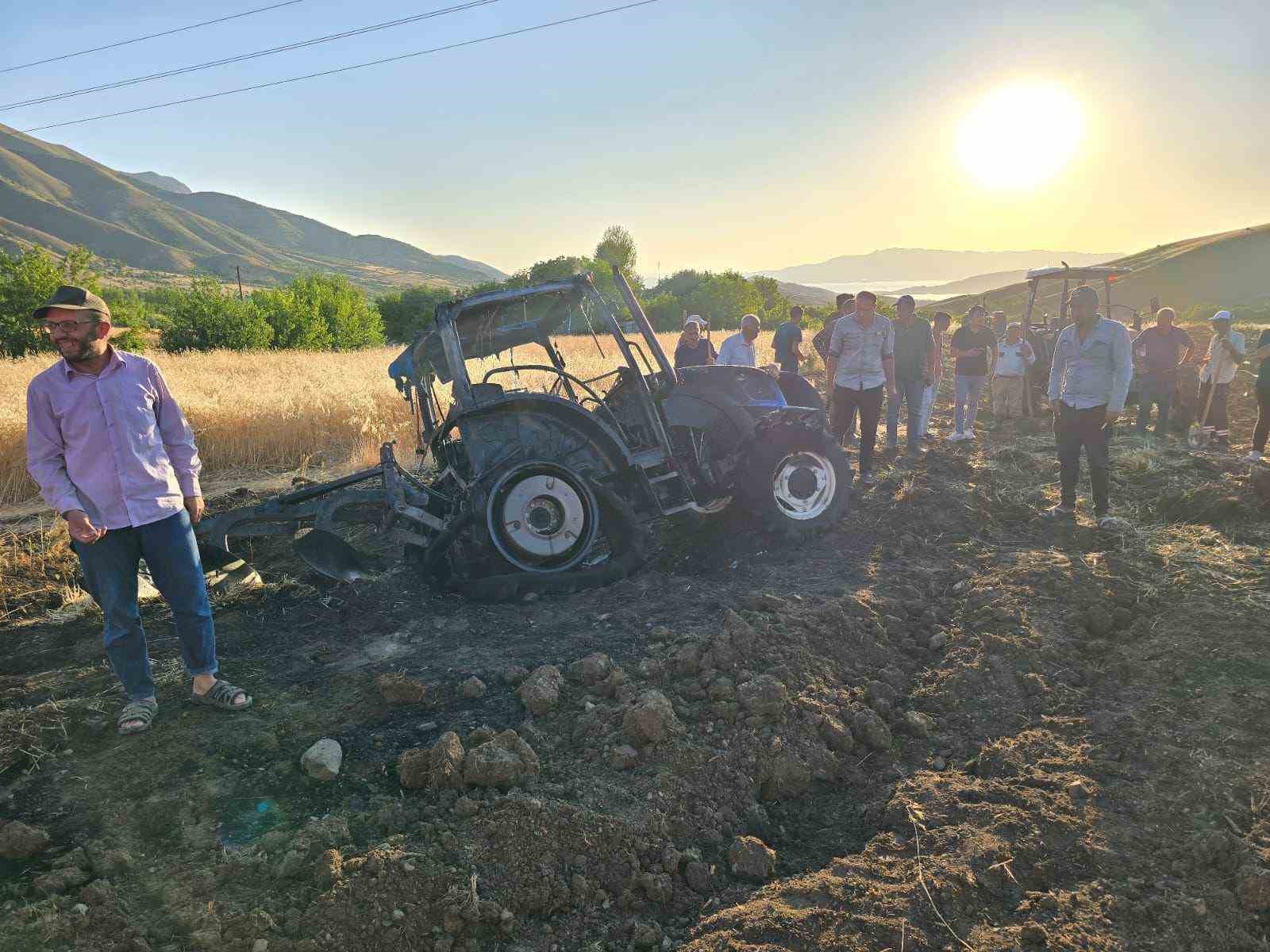 Yangının ortasında kalan traktör alevlere teslim oldu 