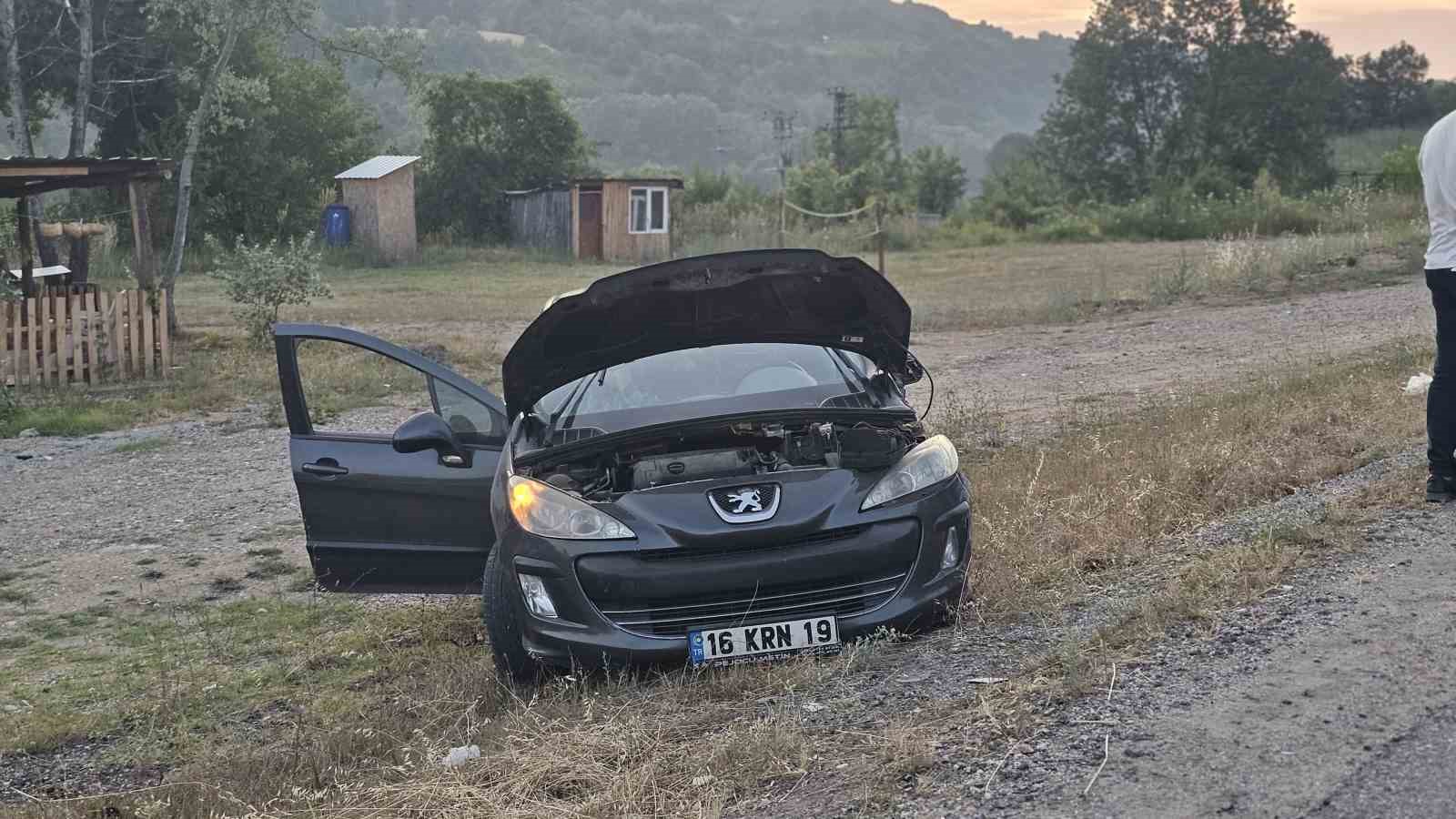 İki otomobil kafa kafaya çarpıştı: 3 yaralı 