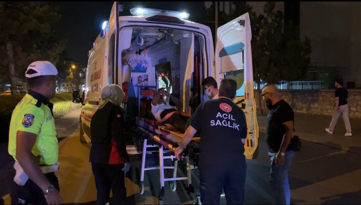 Yolun karşısına geçmeye çalışan kişiye çarptı, aracını bırakıp kaçtı 