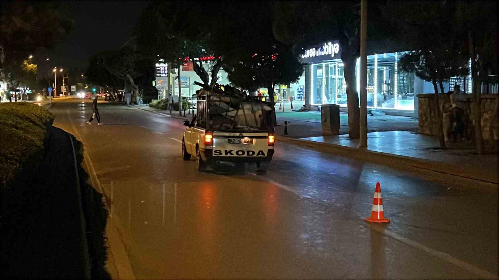 Yolun karşısına geçmeye çalışan kişiye çarptı, aracını bırakıp kaçtı 