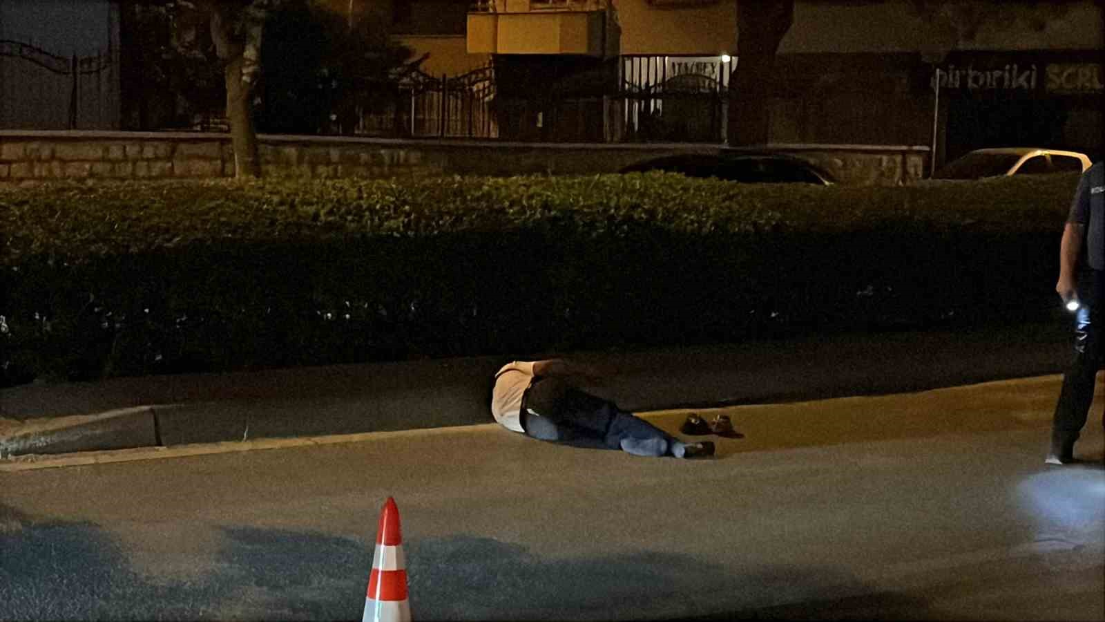 Yolun karşısına geçmeye çalışan kişiye çarptı, aracını bırakıp kaçtı 