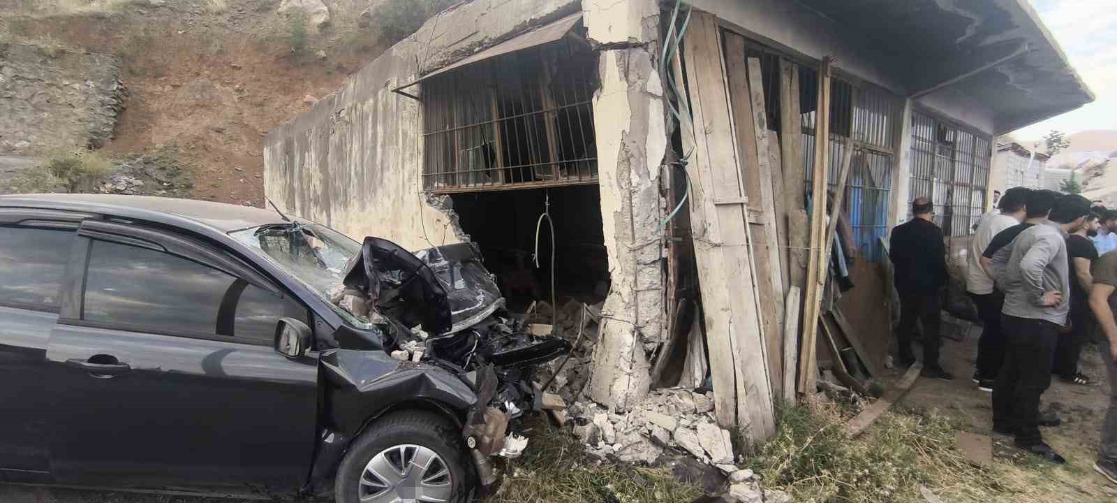 Bitlis’te otomobil duvara çarptı: 2 ölü, 2 yaralı 