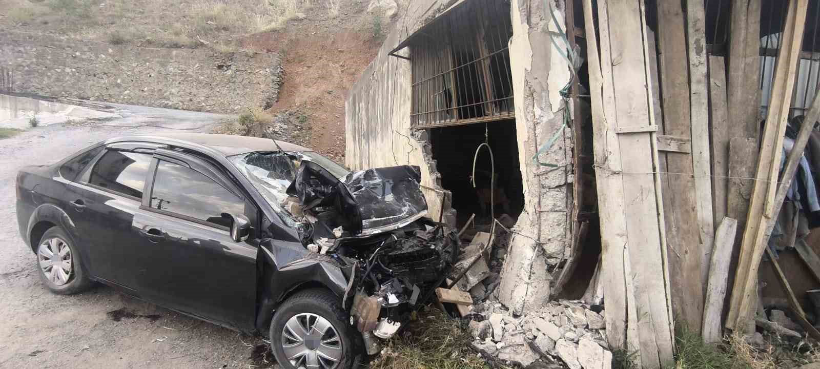 Bitlis’te otomobil duvara çarptı: 2 ölü, 2 yaralı 