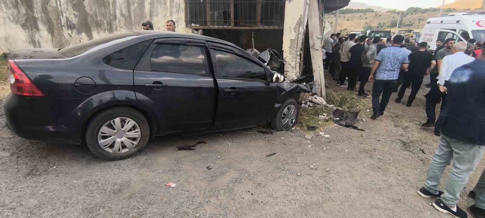 Bitlis’te otomobil duvara çarptı: 2 ölü, 2 yaralı 