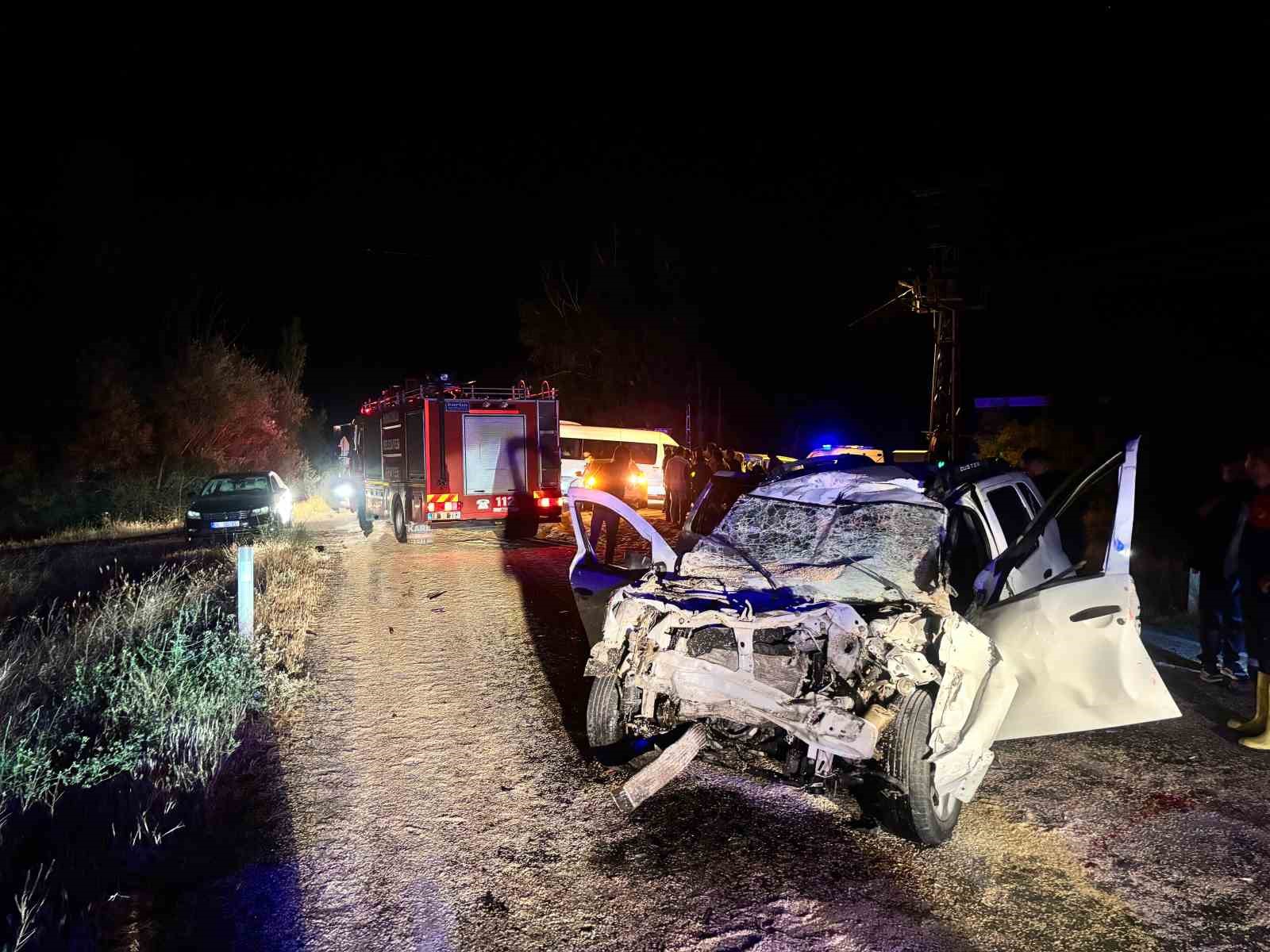 Traktör römorkuna çarpan cip hurdaya döndü: 2’si ağır 6 yaralı 