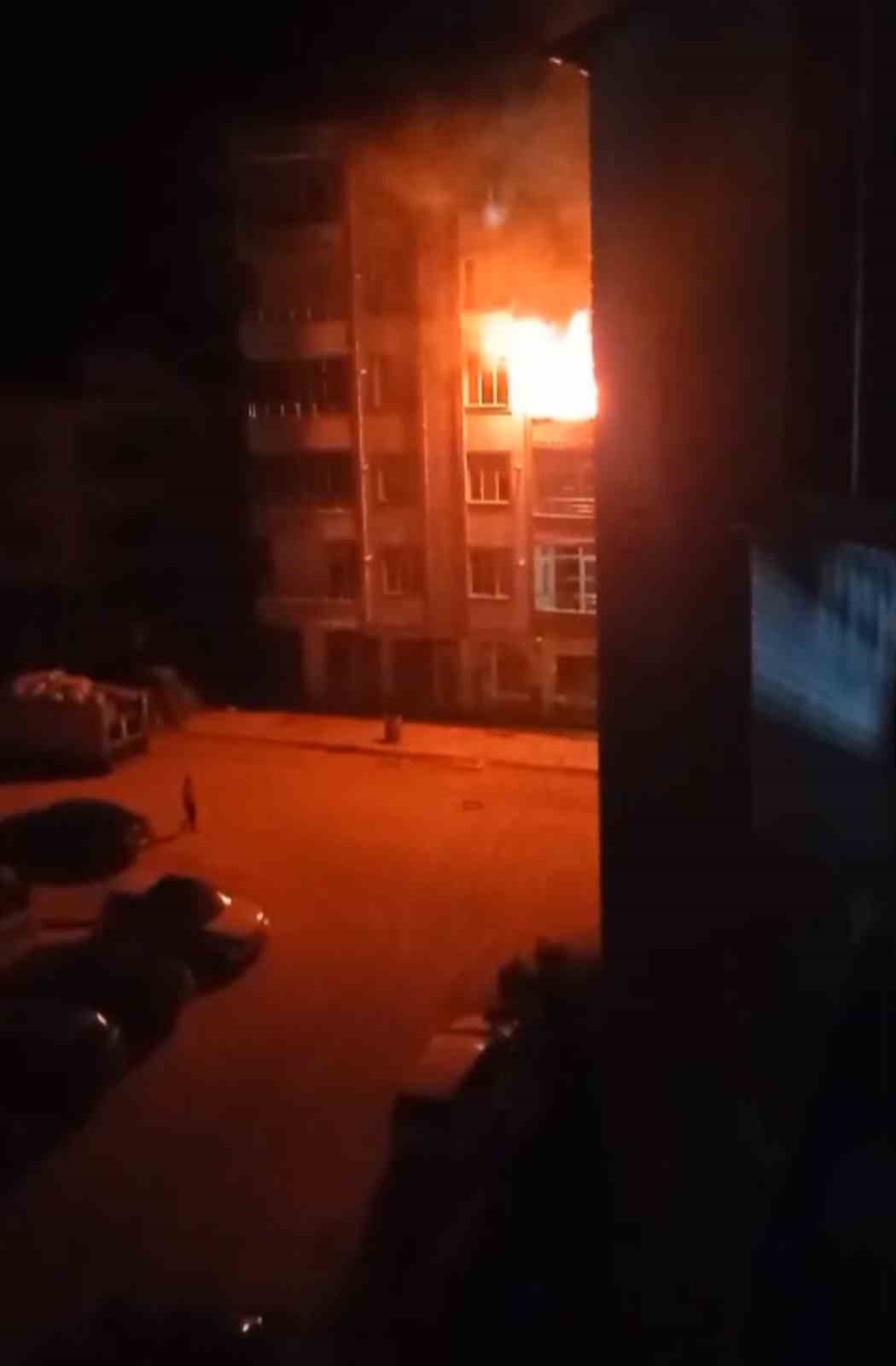 Apartmanda çıkan yangın paniğe neden oldu 