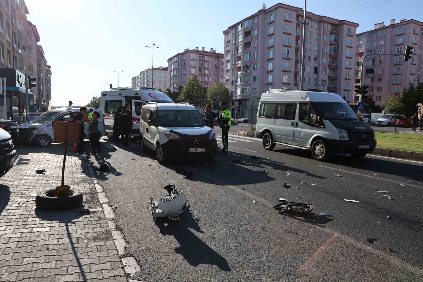Yola kontrolsüz çıkan sürücü kazaya neden oldu: 3 yaralı 