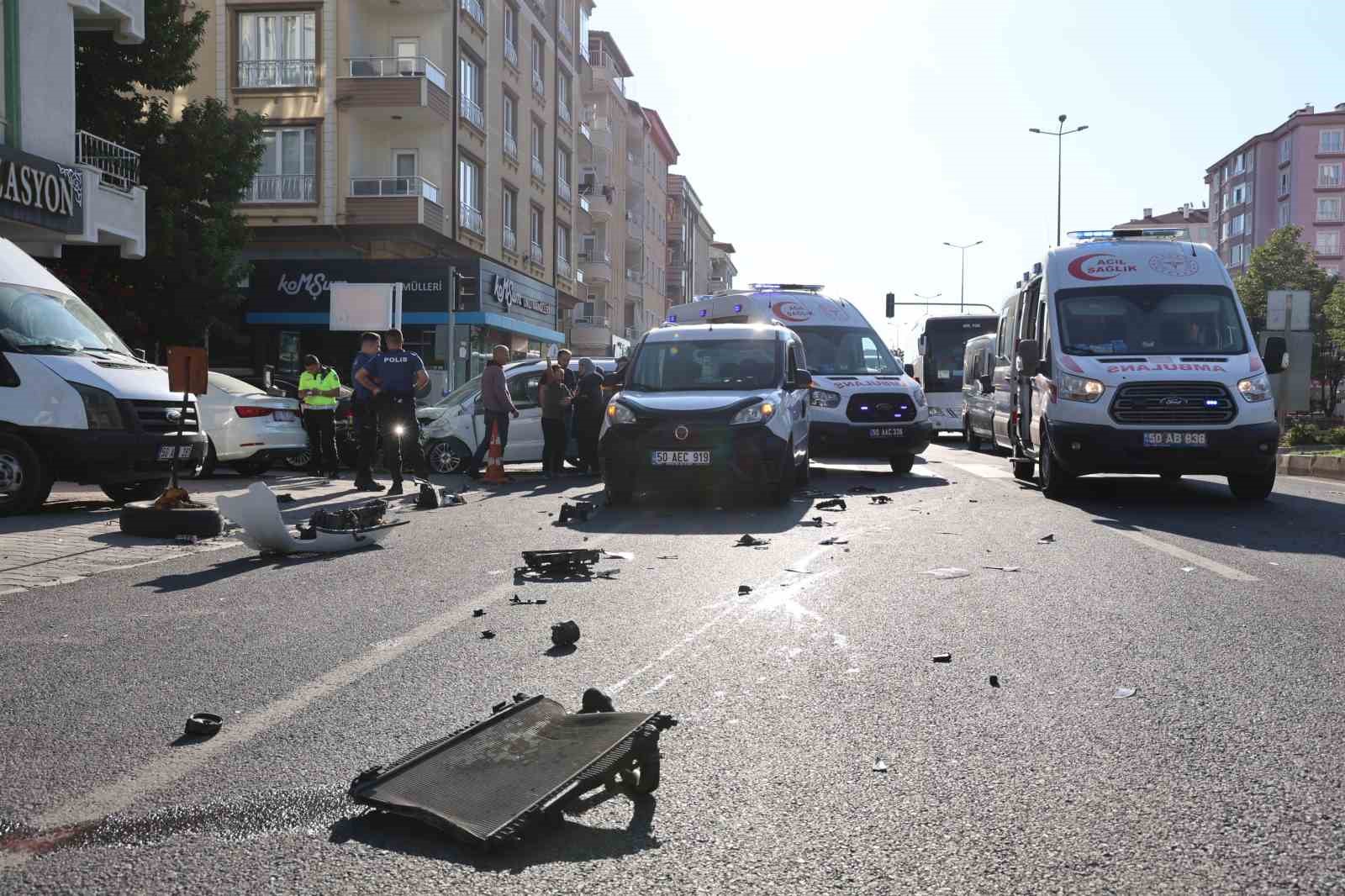 Yola kontrolsüz çıkan sürücü kazaya neden oldu: 3 yaralı 