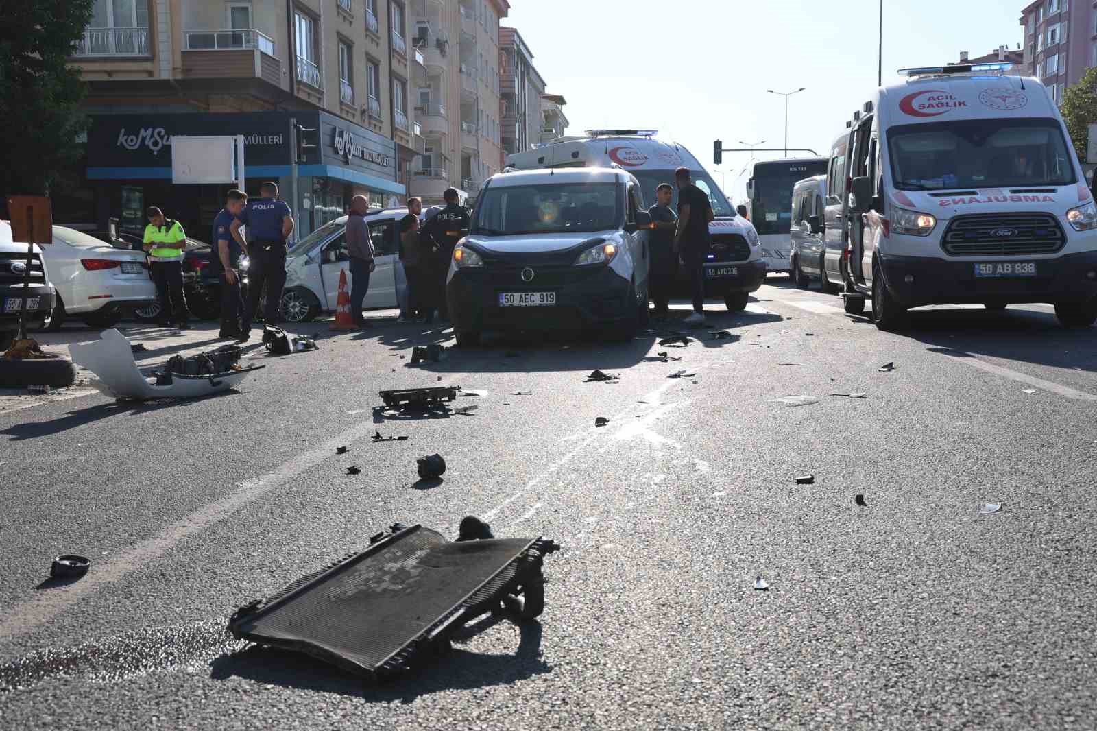 Yola kontrolsüz çıkan sürücü kazaya neden oldu: 3 yaralı 