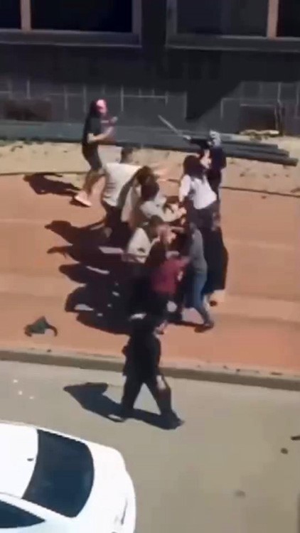 Çocukların kavgasına aileler karıştı: Kadınlar saç baş birbirine girdi