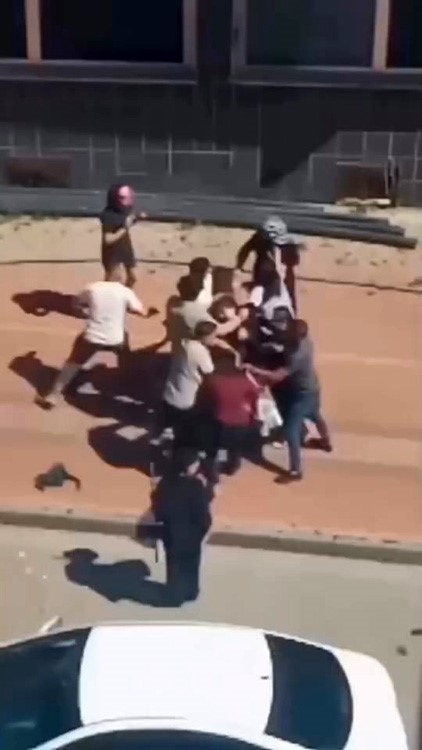 Çocukların kavgasına aileler karıştı: Kadınlar saç baş birbirine girdi 