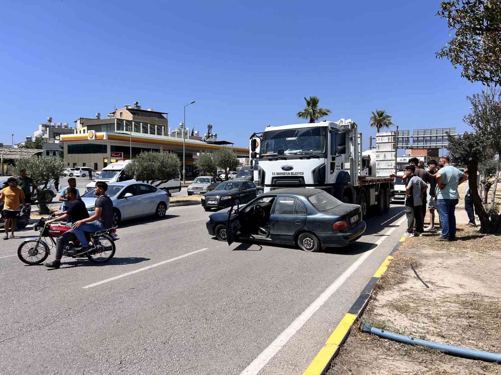 Kamyonun otomobili metrelerce sürüklediği anlar kamerada 