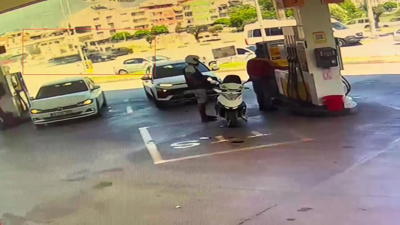 Kamyonun otomobili metrelerce sürüklediği anlar kamerada 