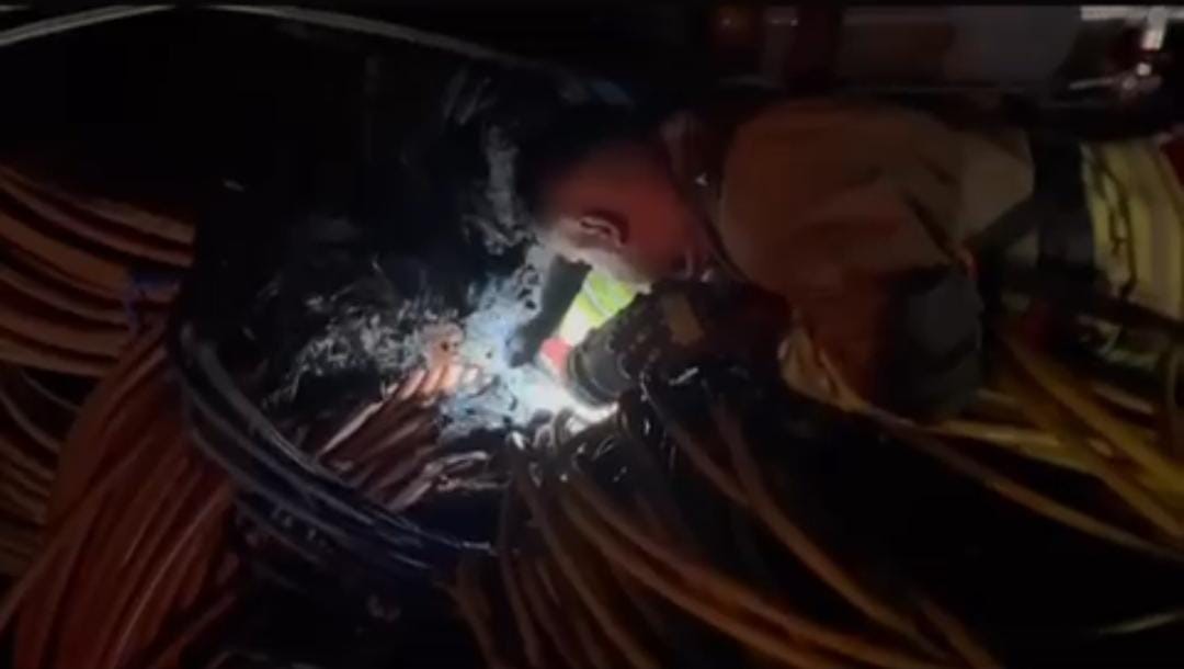 Yangında mahsur kalan kediye yürek ısıtan şefkat 