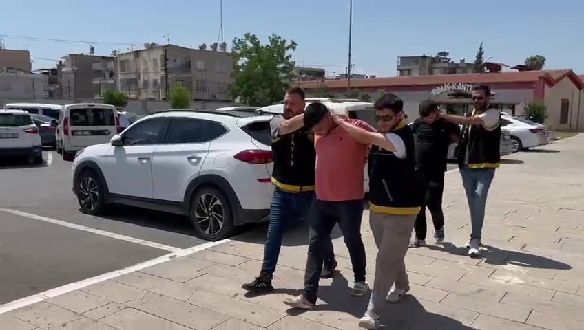 Merdivenle girip evi soydular, kısa sürede yakalandılar 