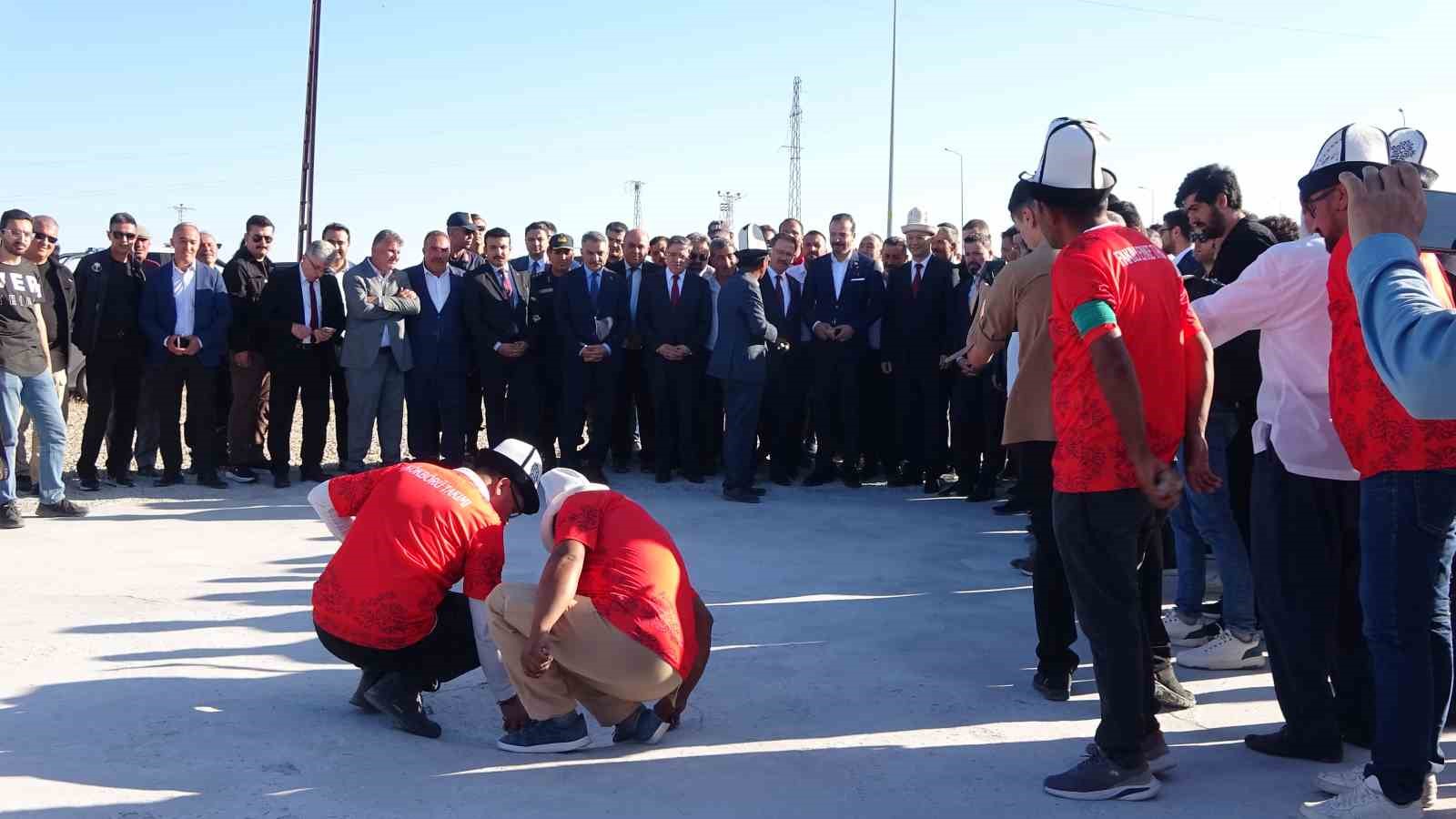 Kırgız şenliğinde Kırgız gelenekleri sergilendi 