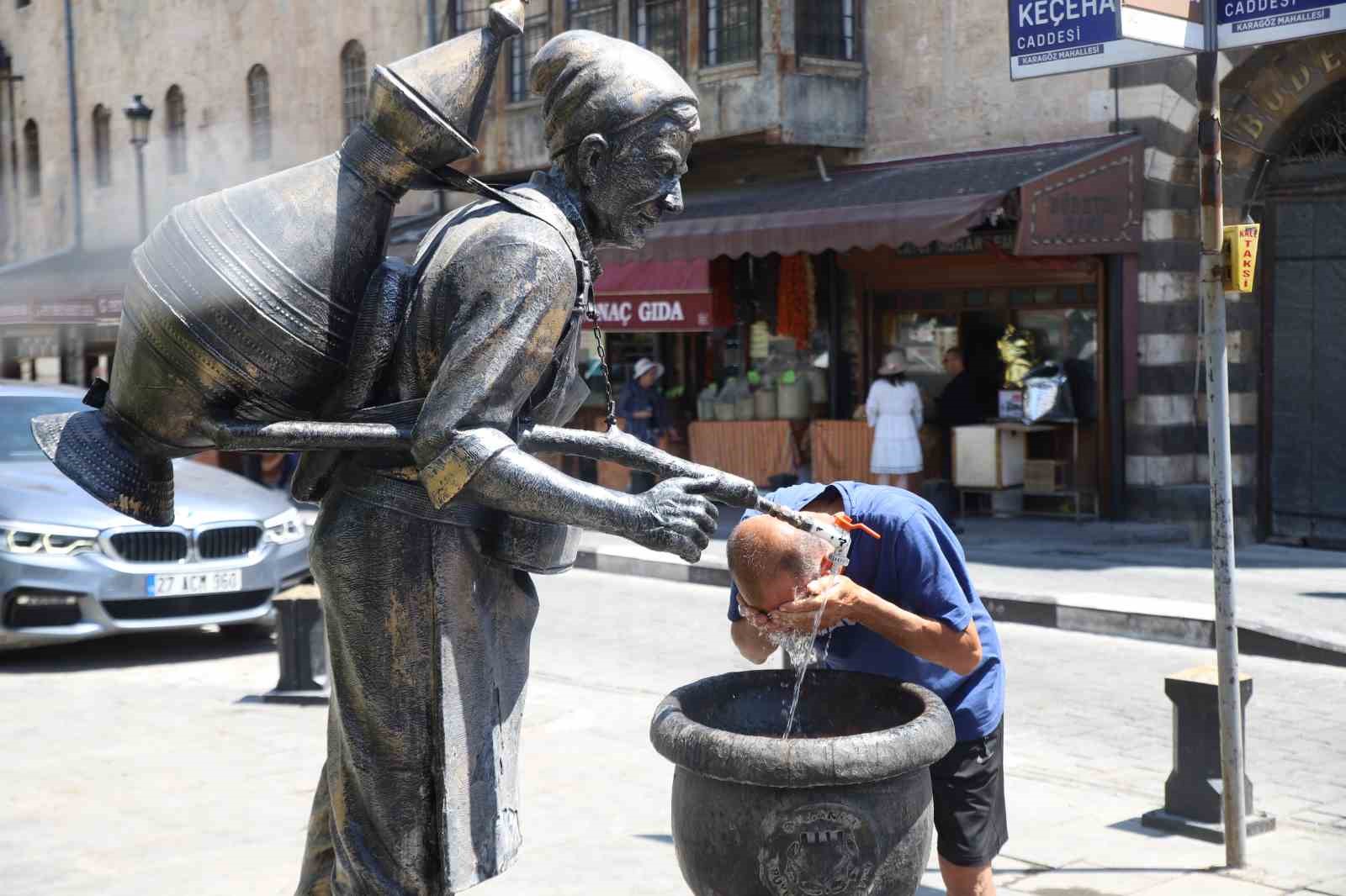 Gaziantep’te sıcaktan bunalan vatandaşlar çeşme başında serinledi 