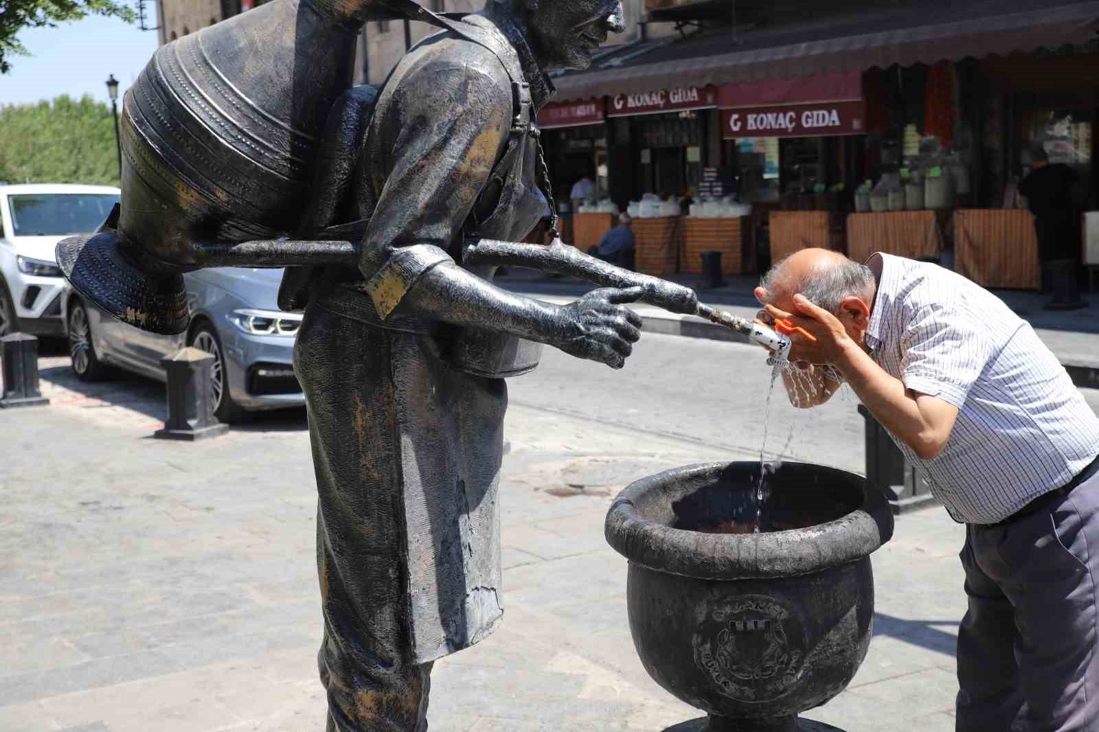 Gaziantep’te sıcaktan bunalan vatandaşlar çeşme başında serinledi 