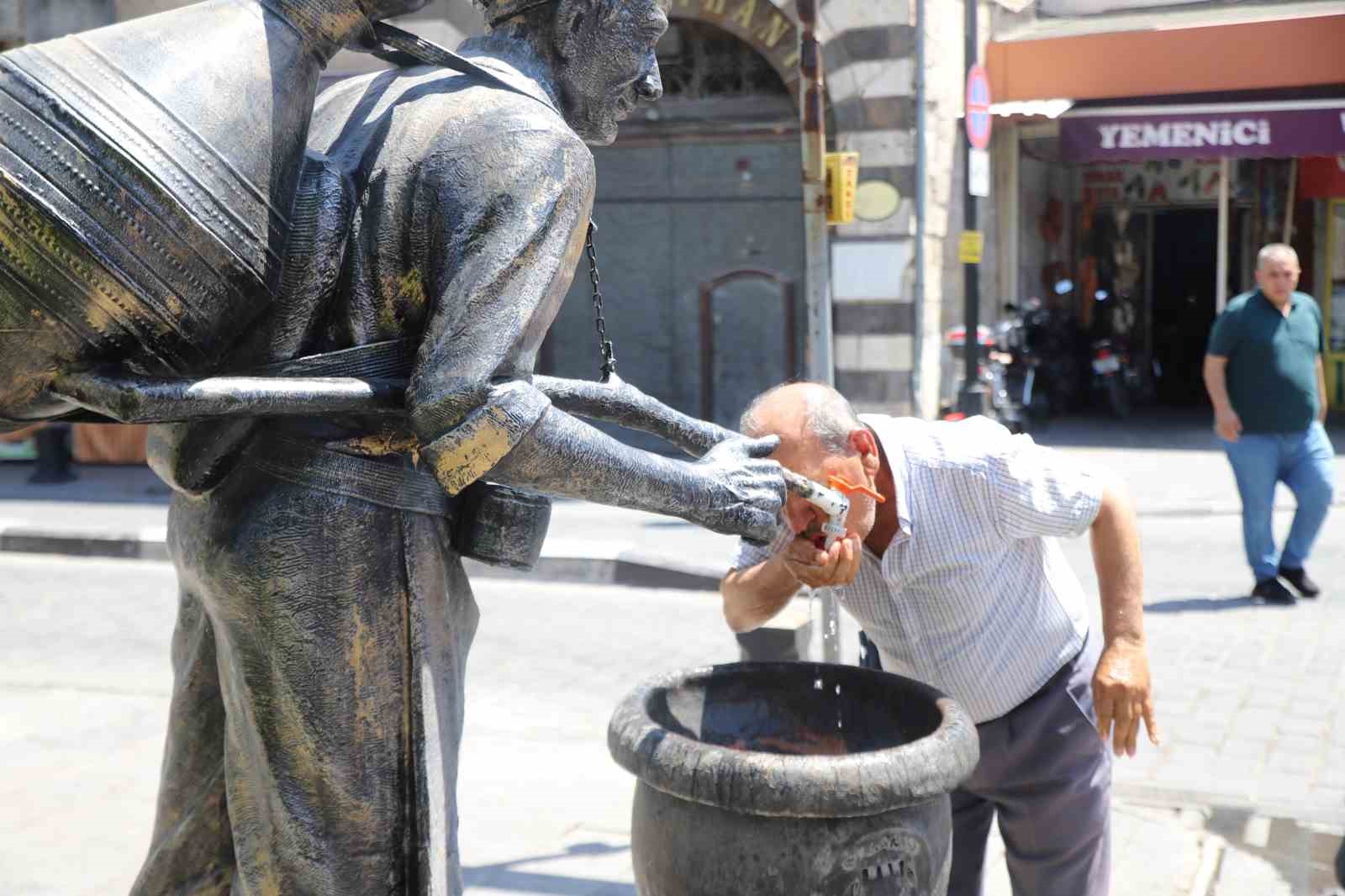 Gaziantep’te sıcaktan bunalan vatandaşlar çeşme başında serinledi 
