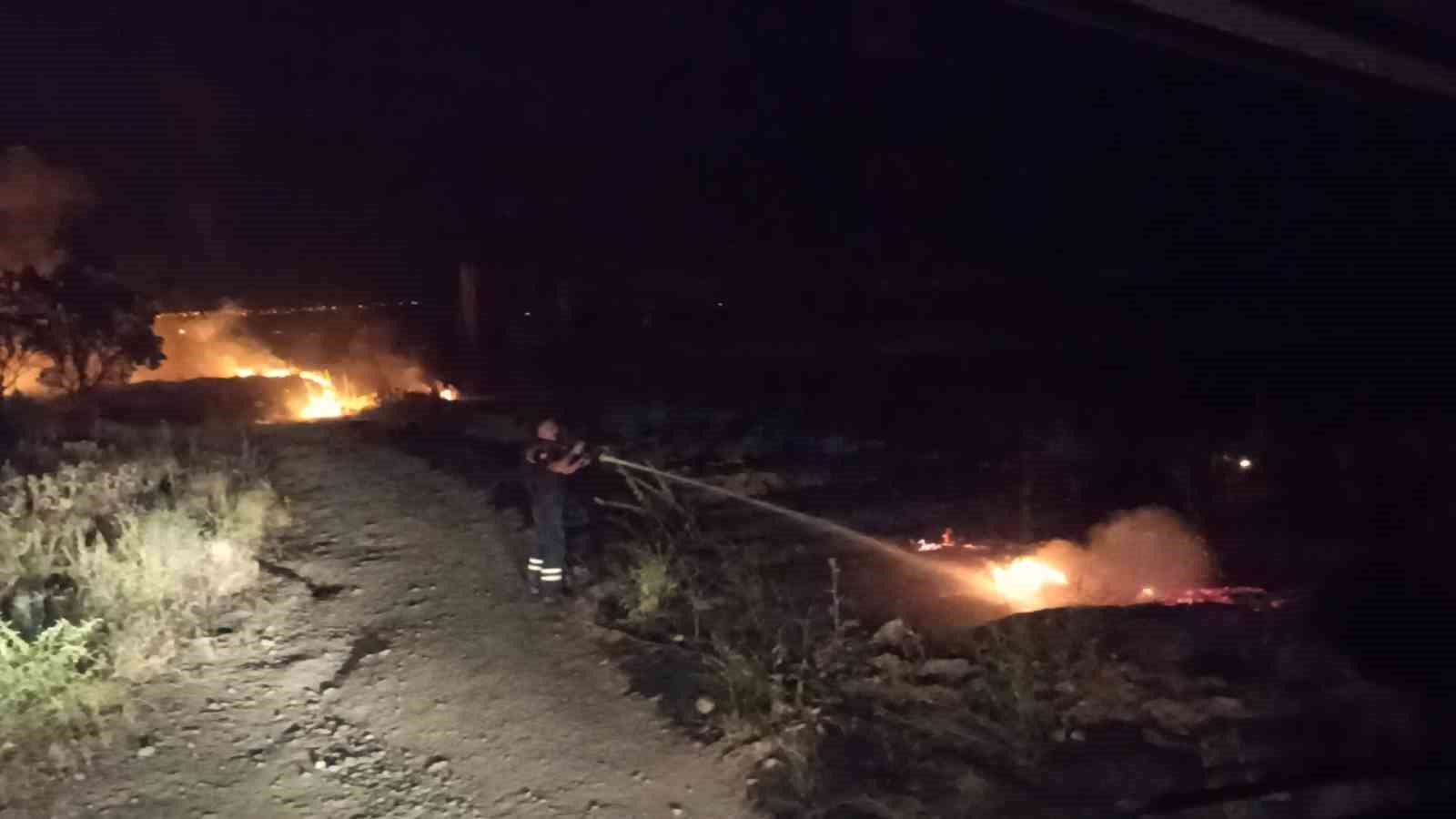 Burdur’da gece çıkan yangında 30 dönüm alan yandı 