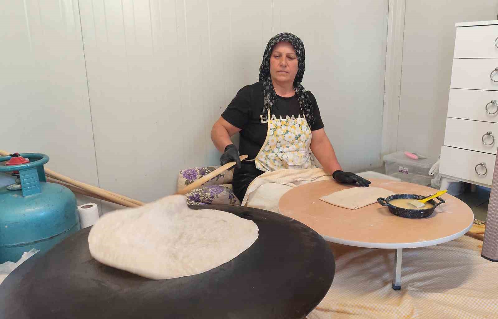 Anne kız bazlama ve gözleme yaparak hayata tutundu 