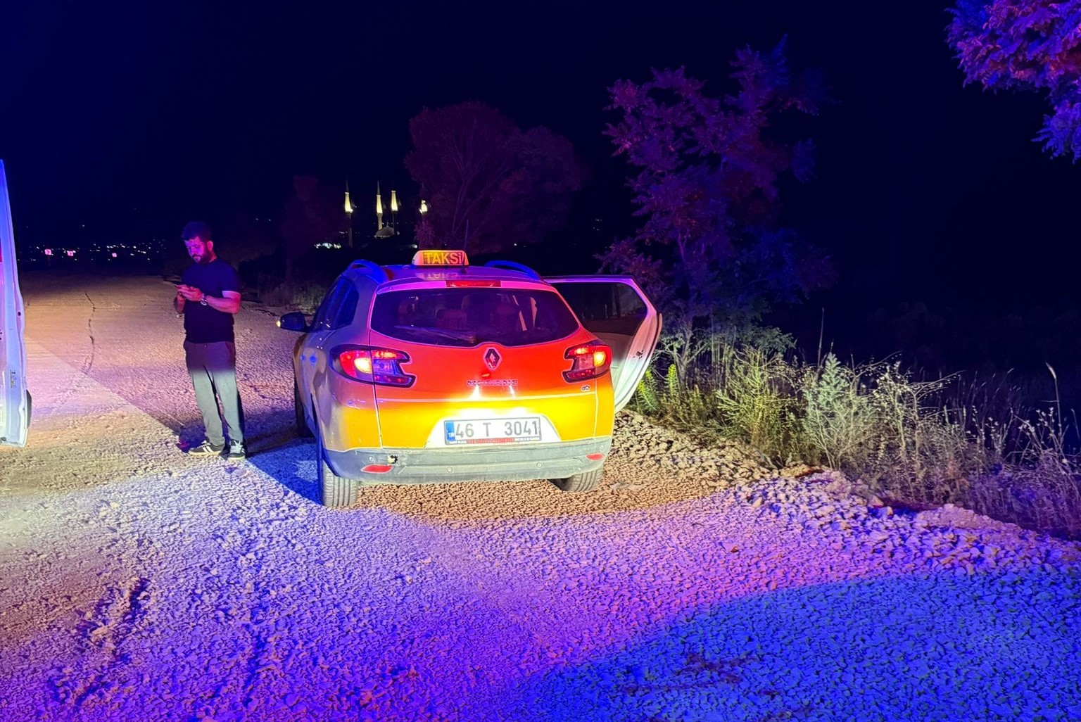 Otomobil yol çalışması alanına düştü, 1 yaralı 