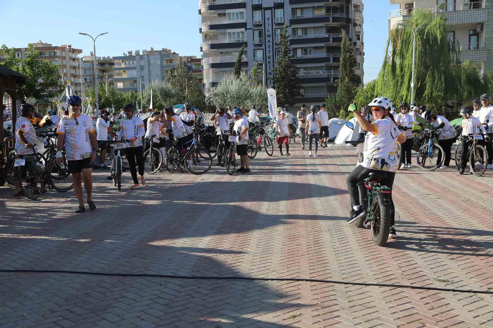 Yüzlerce bisikletli tarihi yerlere ulaşmak için pedal çevirdi 