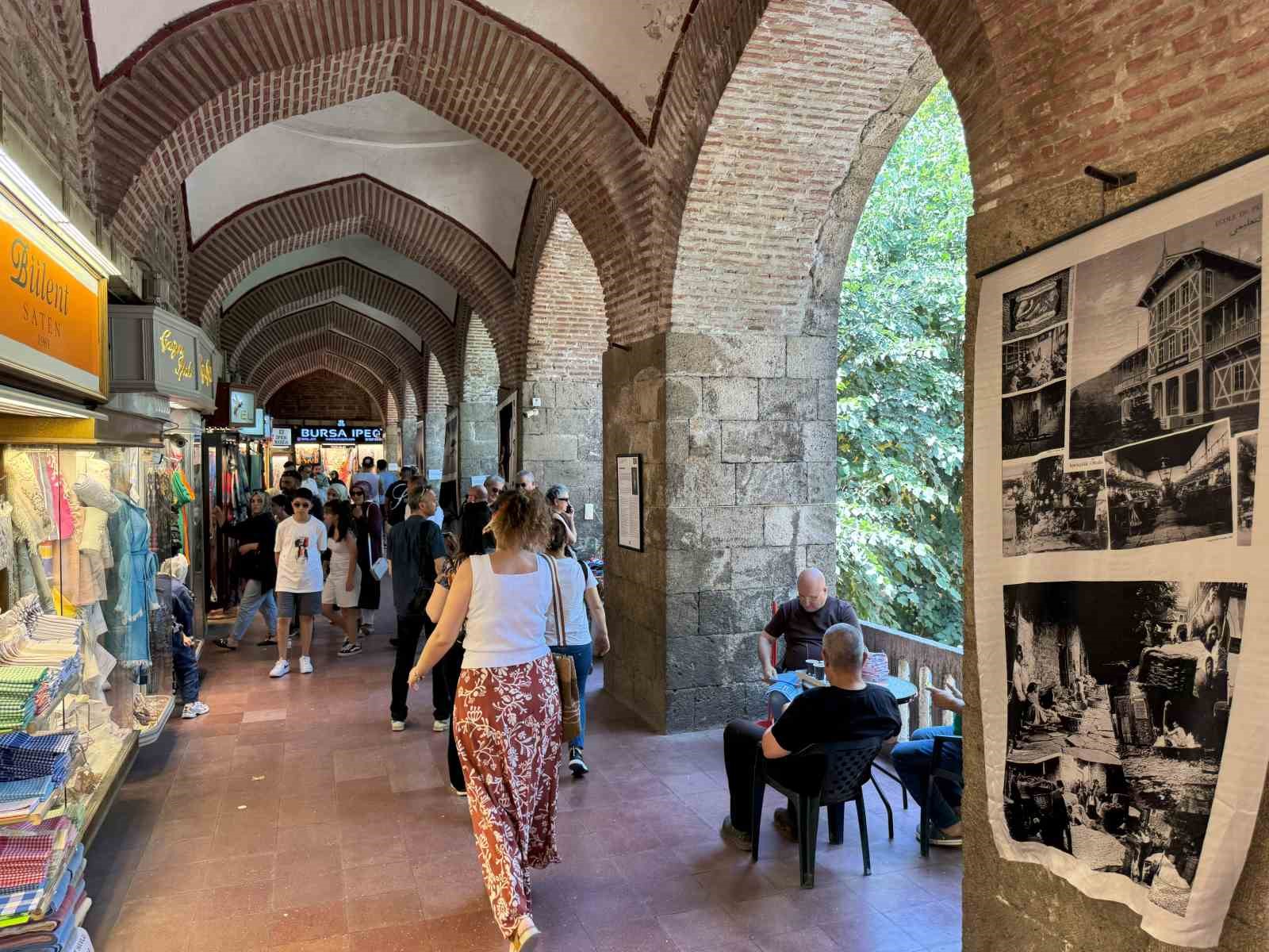 İpekböceğinin hikayesi ipek kumaşa basılan fotoğraflarla Kozahan’da sergileniyor 