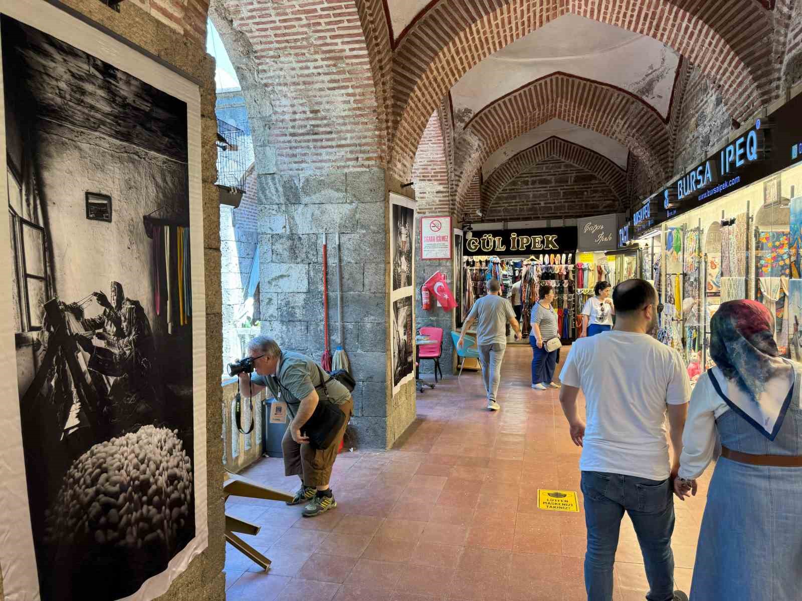 İpekböceğinin hikayesi ipek kumaşa basılan fotoğraflarla Kozahan’da sergileniyor 