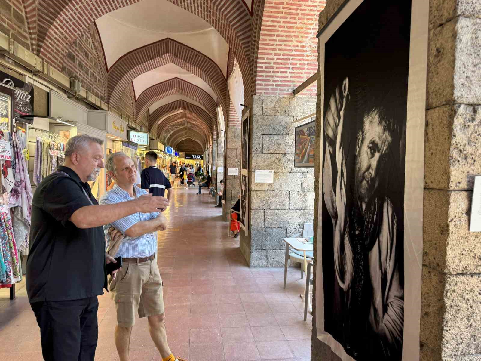 İpekböceğinin hikayesi ipek kumaşa basılan fotoğraflarla Kozahan’da sergileniyor 