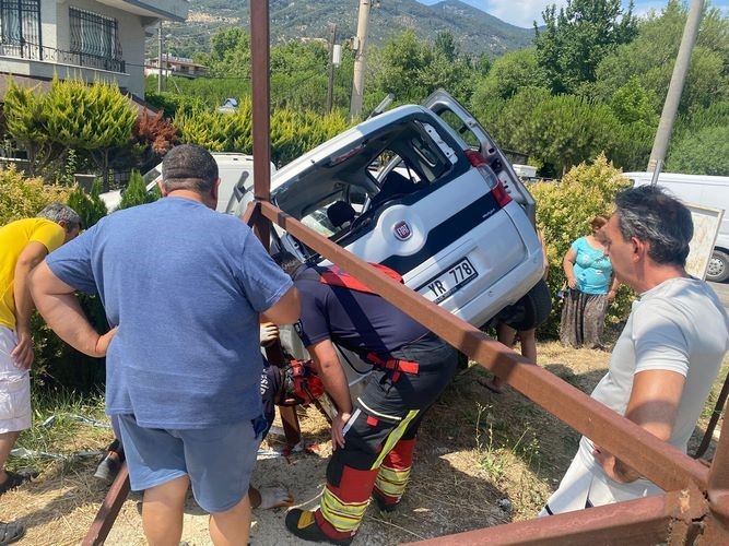 Edremit’te park halindeki araca çarptı, çukura düştü: 1 yaralı 