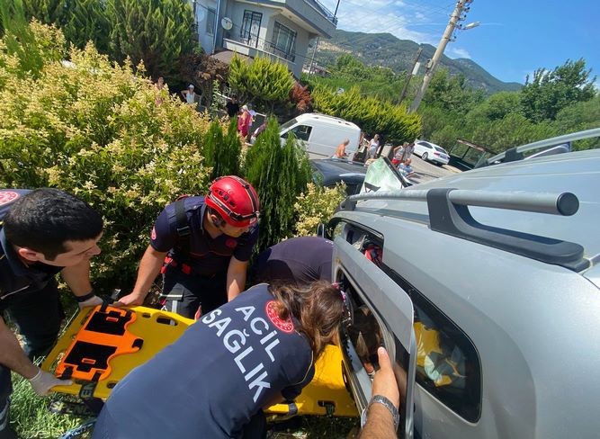 Edremit’te park halindeki araca çarptı, çukura düştü: 1 yaralı 