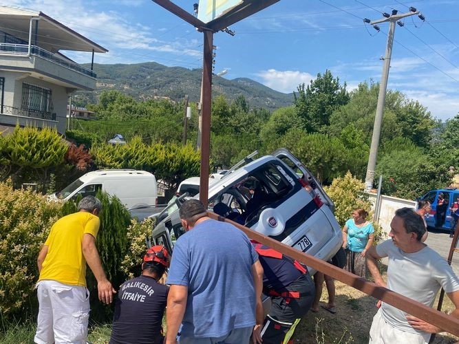 Edremit’te park halindeki araca çarptı, çukura düştü: 1 yaralı 