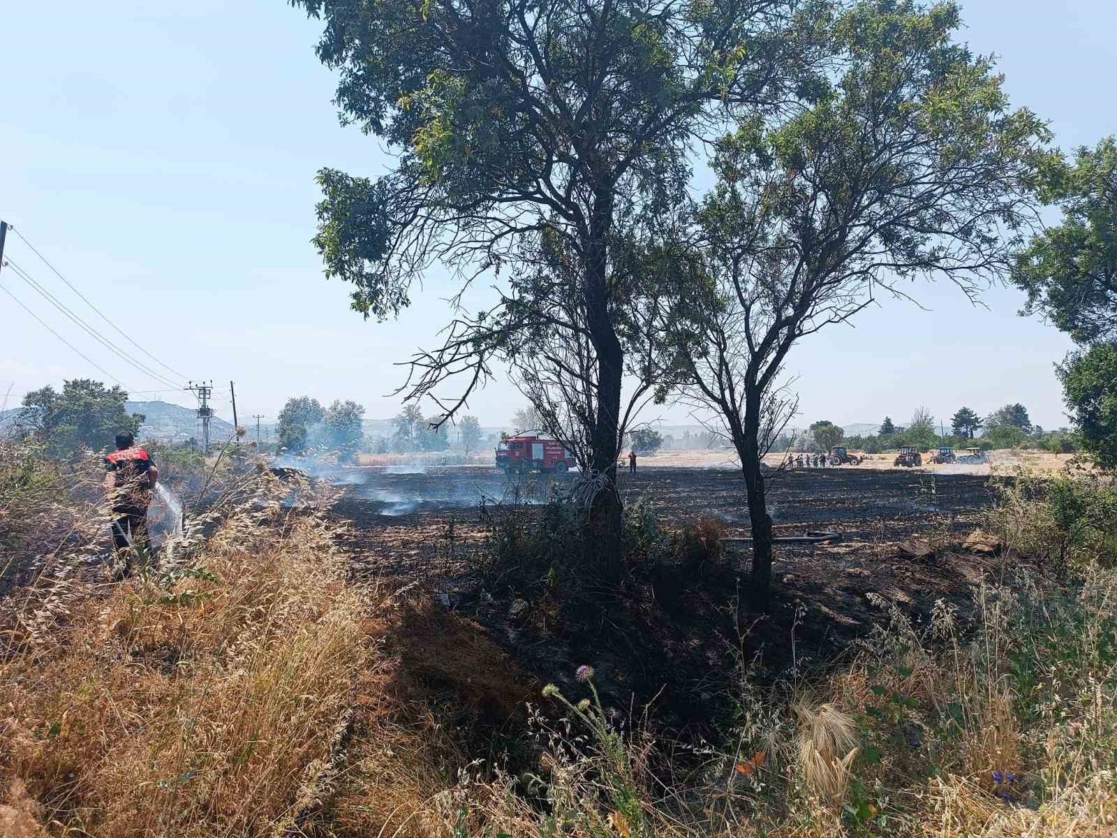 Burdur’da arazide çıkan yangında 10 dönüm anız, saman balyaları ve sulama boruları zarar gördü 