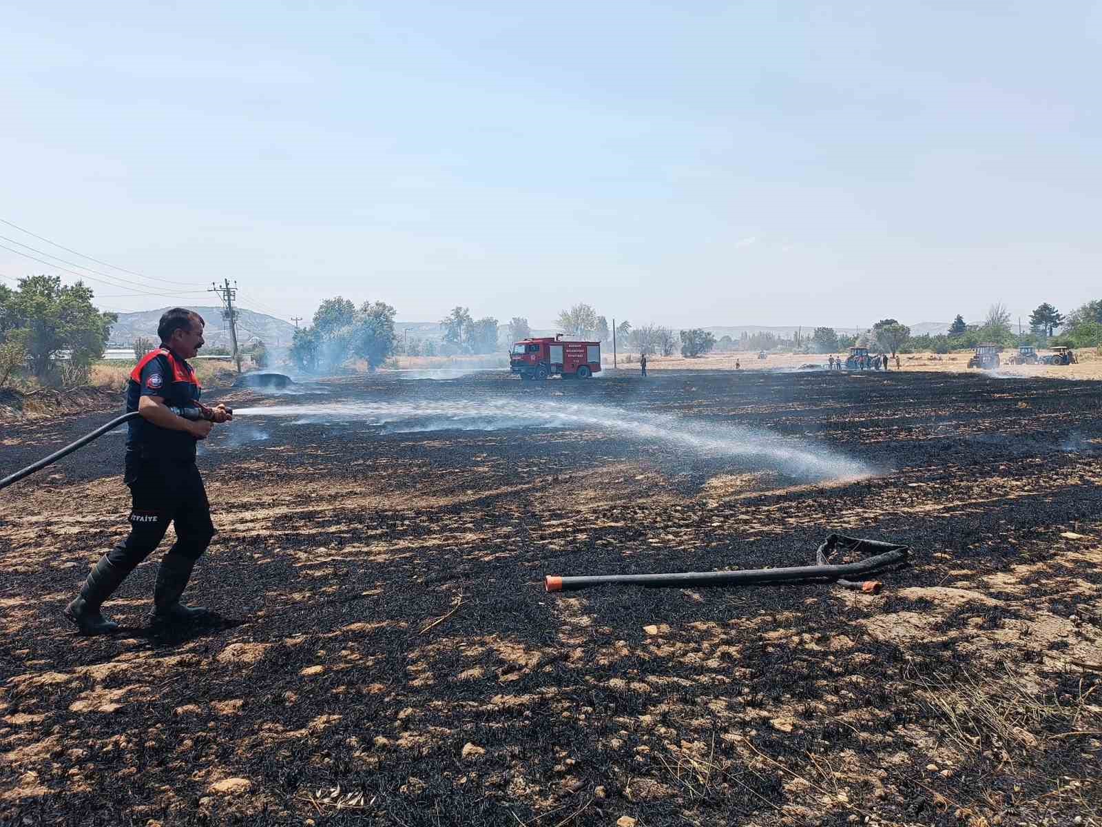 Burdur’da arazide çıkan yangında 10 dönüm anız, saman balyaları ve sulama boruları zarar gördü 