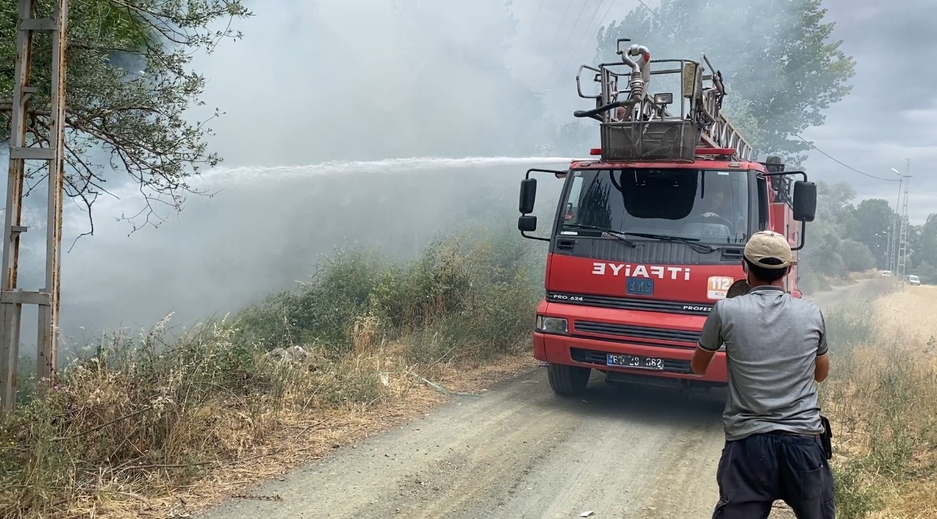 Arazide çıkan yangın yerleşim yerine sıçramadan söndürüldü 