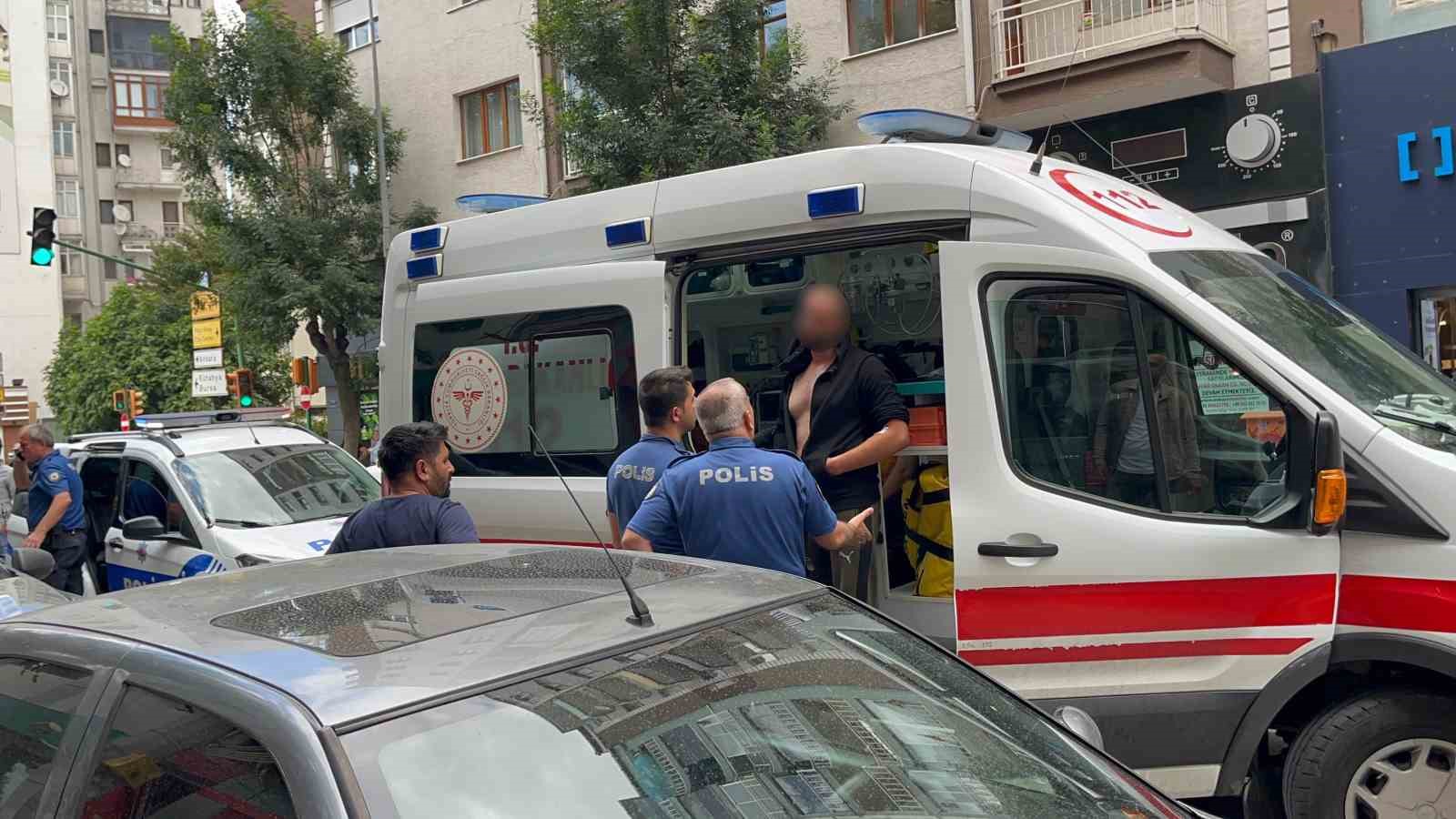 Kontrolü kaybedilen otomobil park halindeki araçlara çarptı 