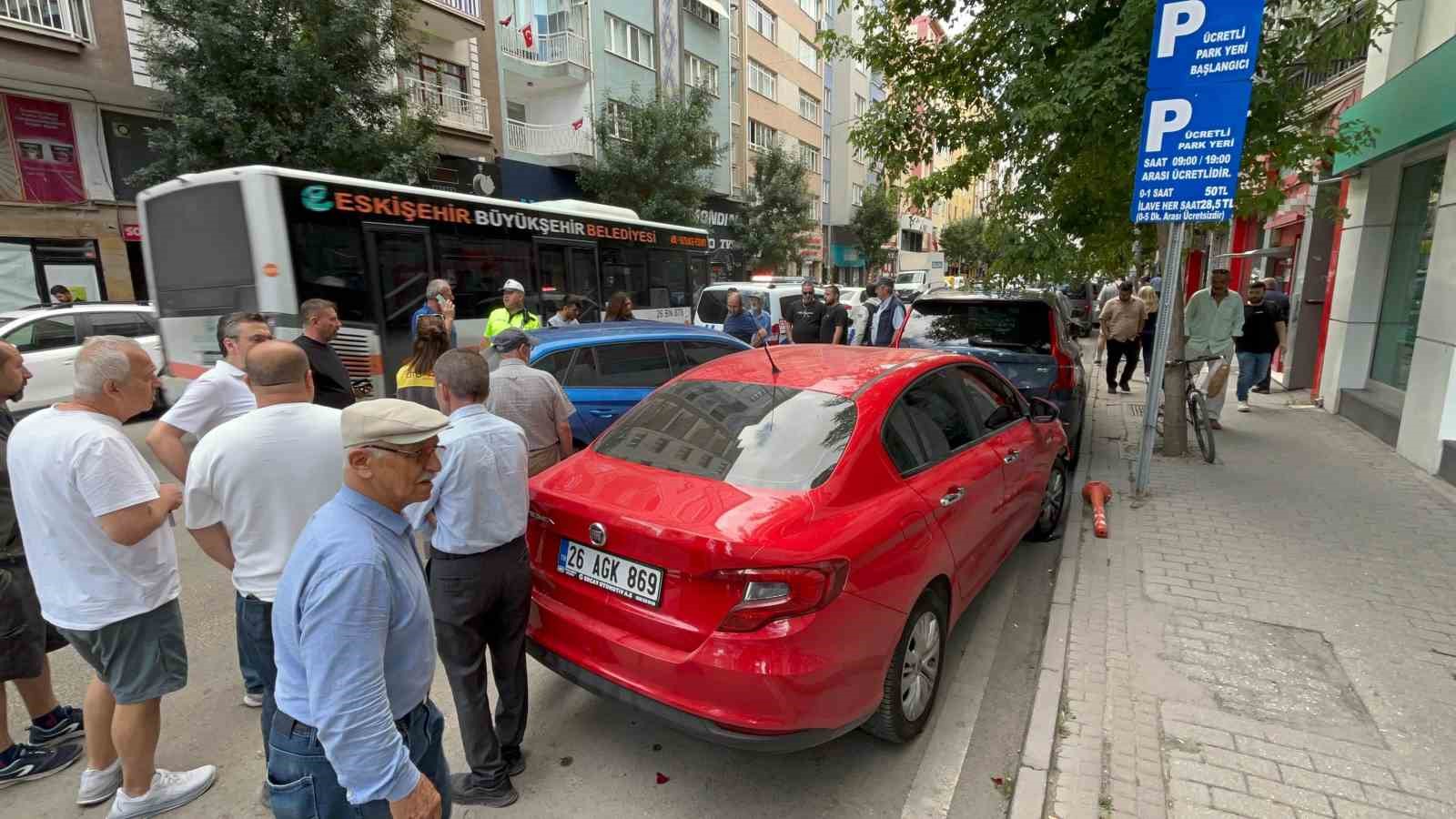Kontrolü kaybedilen otomobil park halindeki araçlara çarptı 