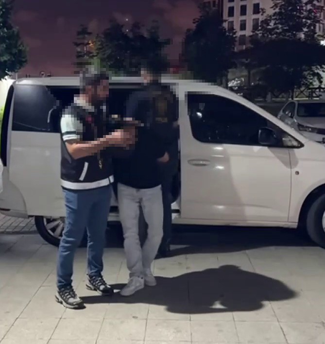 Ataşehir’de park halindeki araçları kundaklayan 2 şahıs yakalandı 