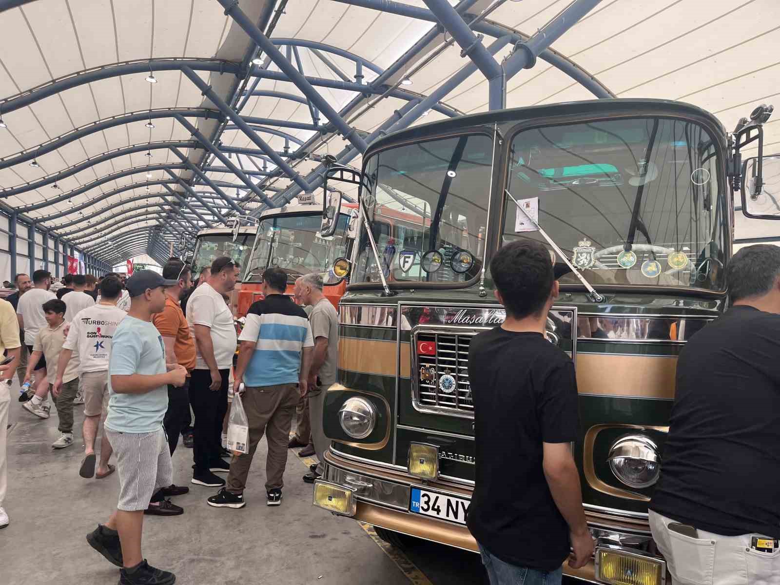 Klasik otomobil tutkunları Küçükçekmece’de bir araya geldi 