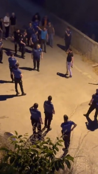 Silahlı şahıs polise direndi, teslim oldu 