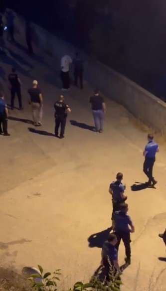 Silahlı şahıs polise direndi, teslim oldu 