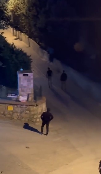 Silahlı şahıs polise direndi, teslim oldu 
