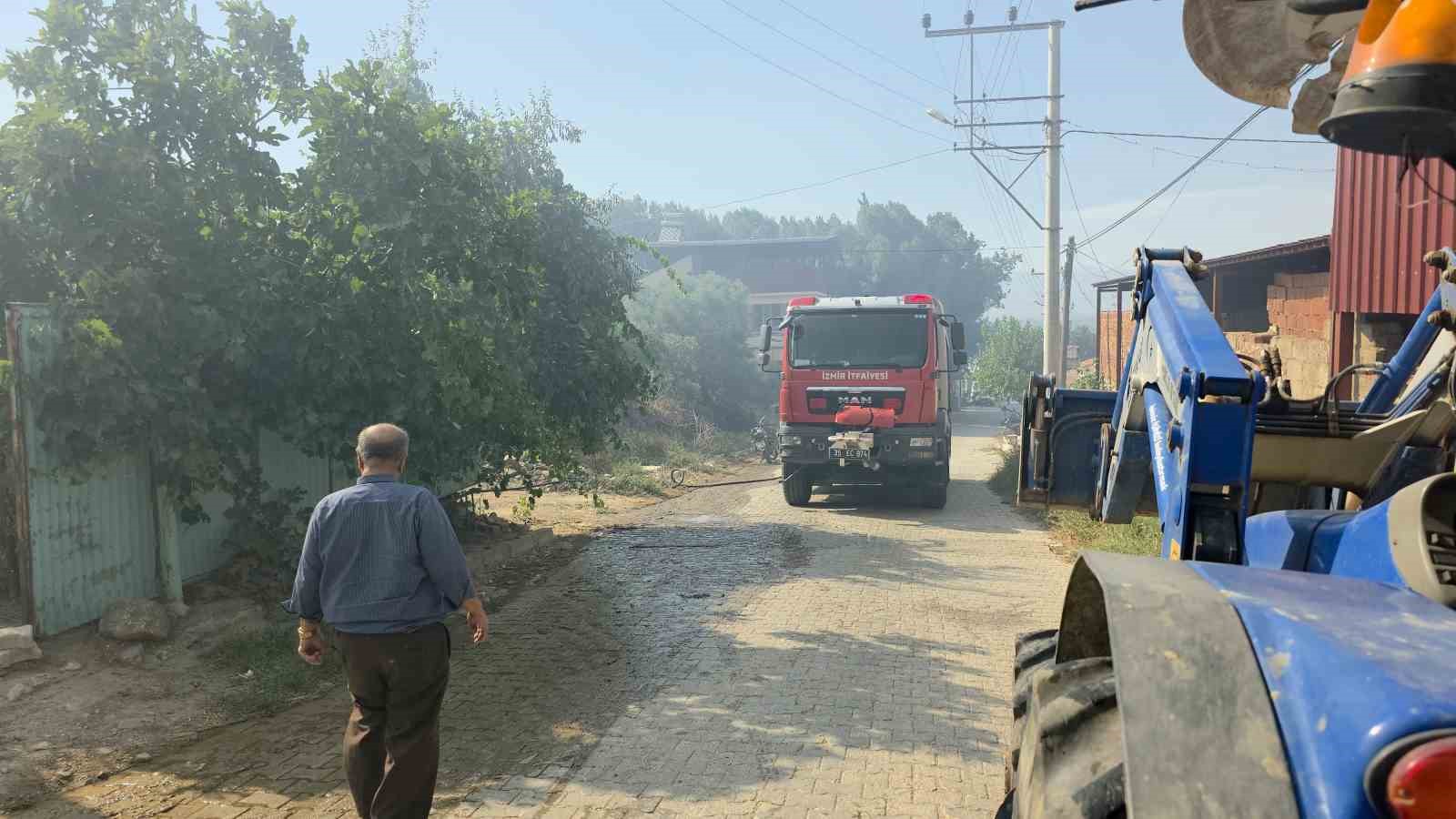 Tire’de makilik alandaki yangın köye sıçradı, bazı evler ve damlar küle döndü 