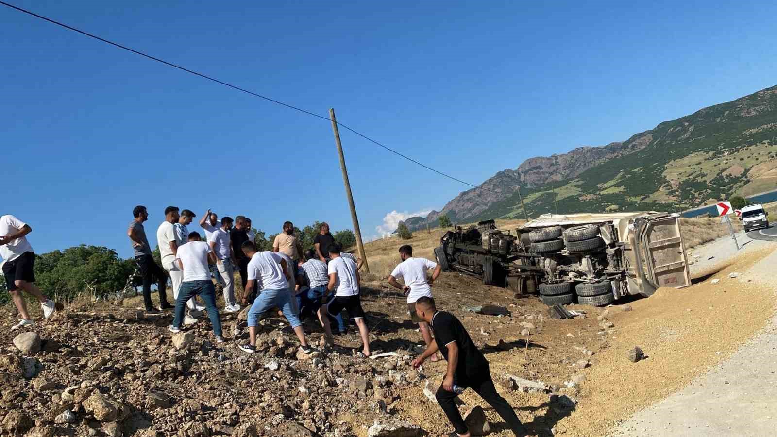 Tunceli’de kamyon devrildi, sürücü araçtan fırladı 
